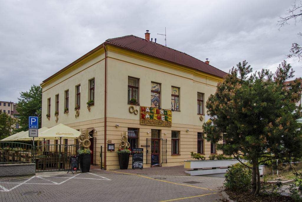 Penzion Hacienda Ranchero Hotel Pardubice Exterior photo